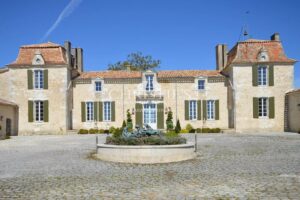 Sumptuous Chartreuse estate with vineyard near Saint-Emilion