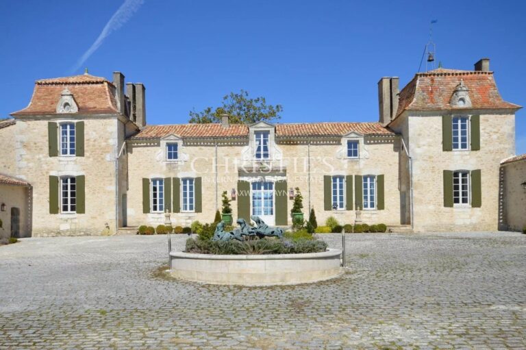 Sumptuous Chartreuse estate with vineyard near Saint-Emilion