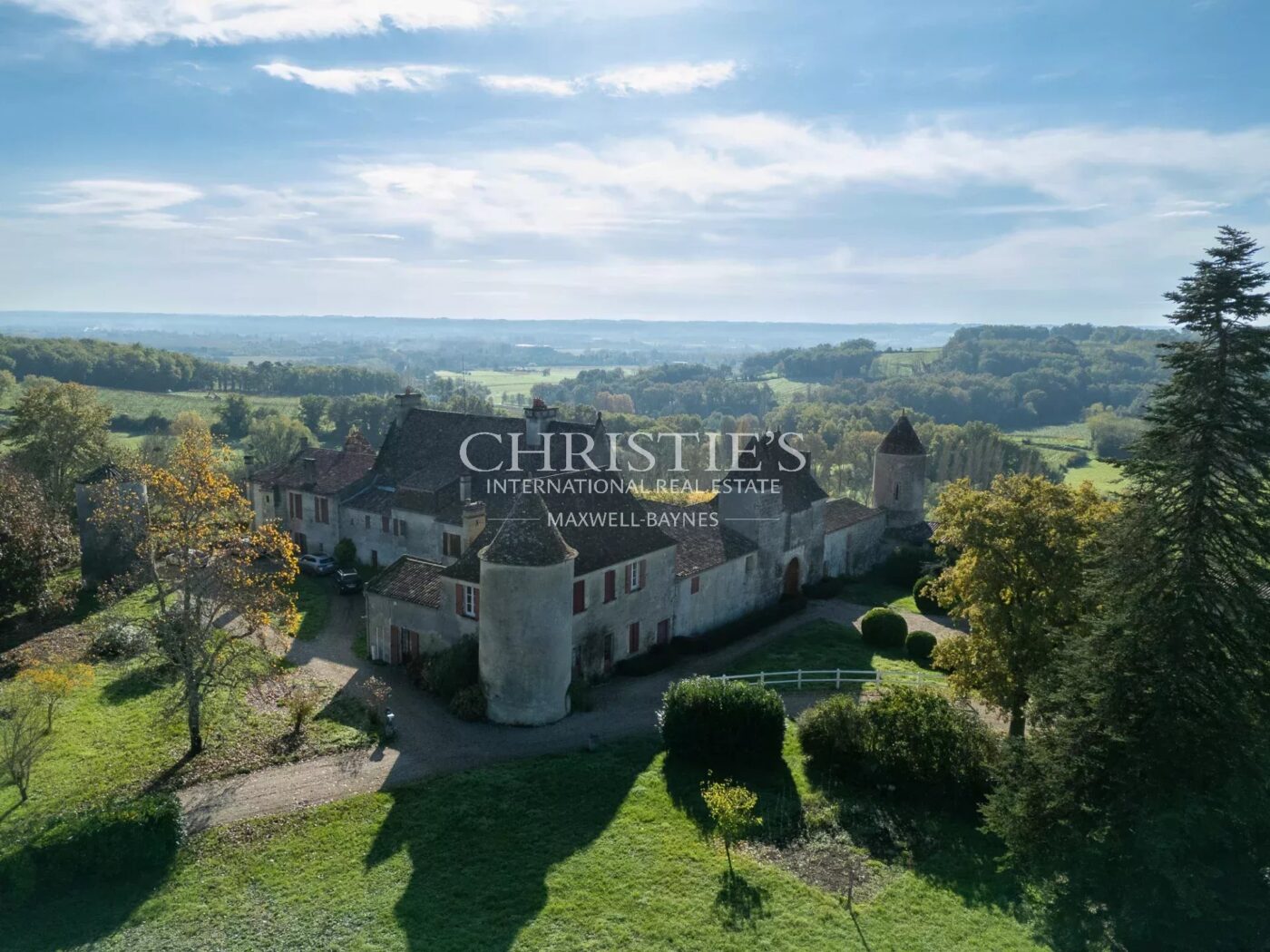 Near Saint-Emilion - Exceptional vineyard estate comprising a historic Château surrounded by 112 ha including 25 ha of vines, park with swimming pool and tennis court
