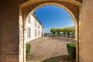 Near Saint-Emilion - Exceptional vineyard estate comprising a historic Château surrounded by 112 ha including 25 ha of vines, park with swimming pool and tennis court