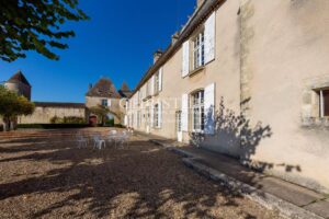 Near Saint-Emilion - Exceptional vineyard estate comprising a historic Château surrounded by 112 ha including 25 ha of vines, park with swimming pool and tennis court