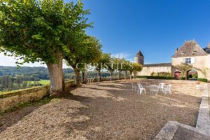 Near Saint-Emilion - Exceptional vineyard estate comprising a historic Château surrounded by 112 ha including 25 ha of vines, park with swimming pool and tennis court