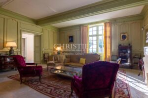 Near Saint-Emilion - Exceptional vineyard estate comprising a historic Château surrounded by 112 ha including 25 ha of vines, park with swimming pool and tennis court