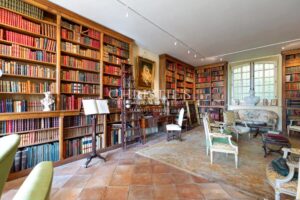 Near Saint-Emilion - Exceptional vineyard estate comprising a historic Château surrounded by 112 ha including 25 ha of vines, park with swimming pool and tennis court