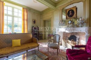 Near Saint-Emilion - Exceptional vineyard estate comprising a historic Château surrounded by 112 ha including 25 ha of vines, park with swimming pool and tennis court