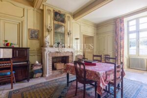 Near Saint-Emilion - Exceptional vineyard estate comprising a historic Château surrounded by 112 ha including 25 ha of vines, park with swimming pool and tennis court