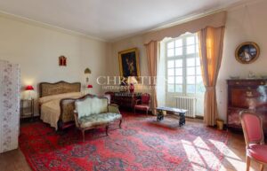 Near Saint-Emilion - Exceptional vineyard estate comprising a historic Château surrounded by 112 ha including 25 ha of vines, park with swimming pool and tennis court