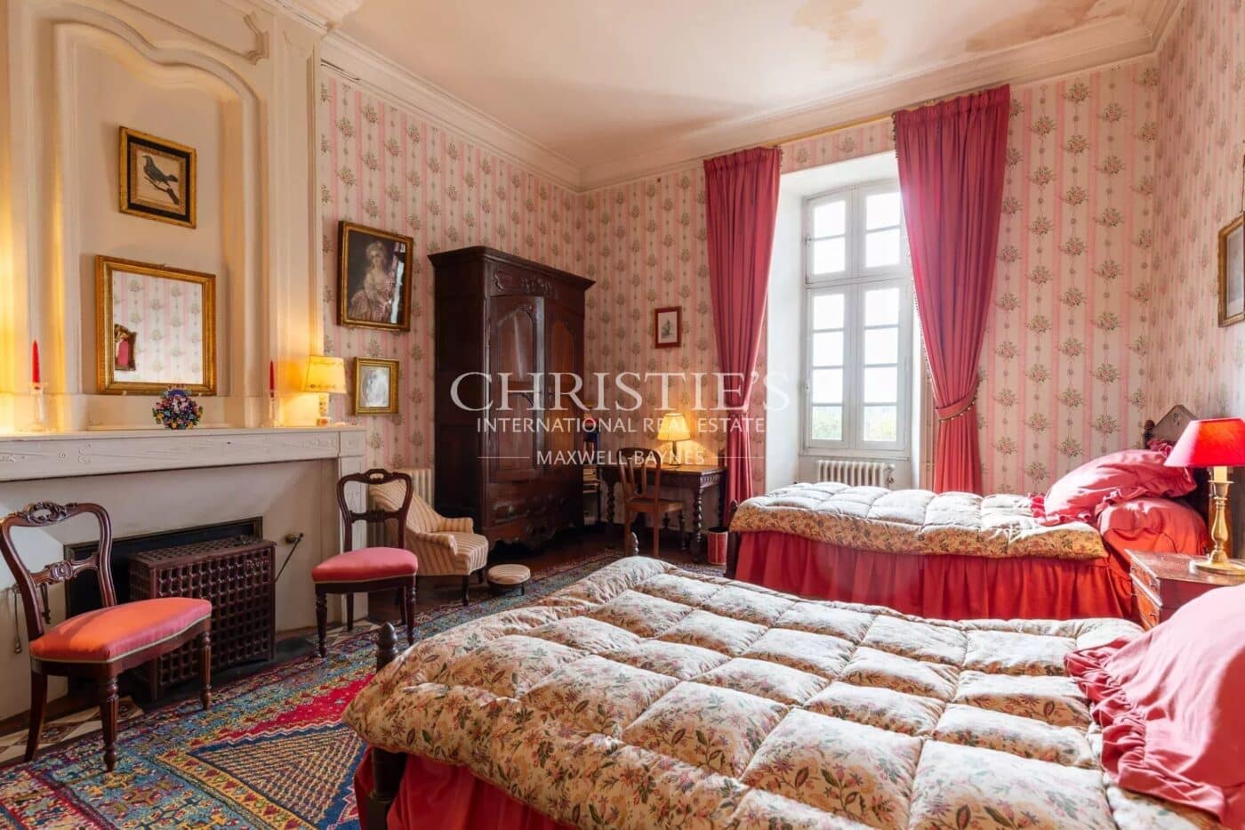 Near Saint-Emilion - Exceptional vineyard estate comprising a historic Château surrounded by 112 ha including 25 ha of vines, park with swimming pool and tennis court