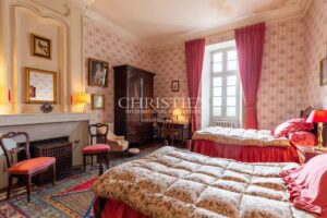 Near Saint-Emilion - Exceptional vineyard estate comprising a historic Château surrounded by 112 ha including 25 ha of vines, park with swimming pool and tennis court