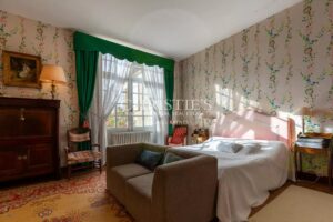 Near Saint-Emilion - Exceptional vineyard estate comprising a historic Château surrounded by 112 ha including 25 ha of vines, park with swimming pool and tennis court