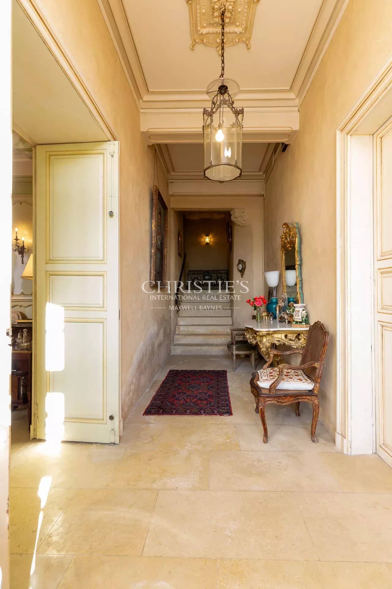 Near Saint-Emilion - Exceptional vineyard estate comprising a historic Château surrounded by 112 ha including 25 ha of vines, park with swimming pool and tennis court