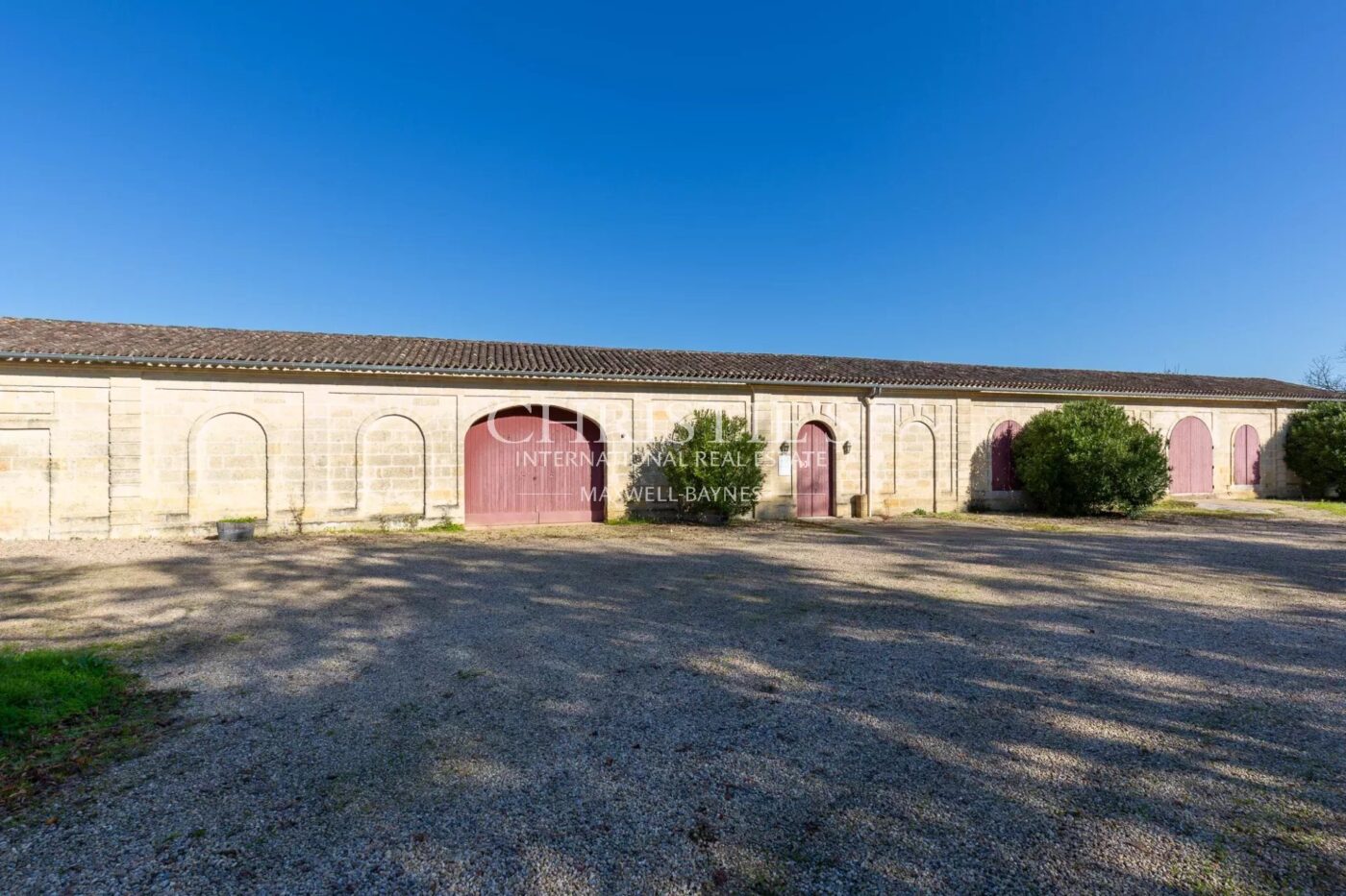 Near Saint-Emilion - Exceptional vineyard estate comprising a historic Château surrounded by 112 ha including 25 ha of vines, park with swimming pool and tennis court