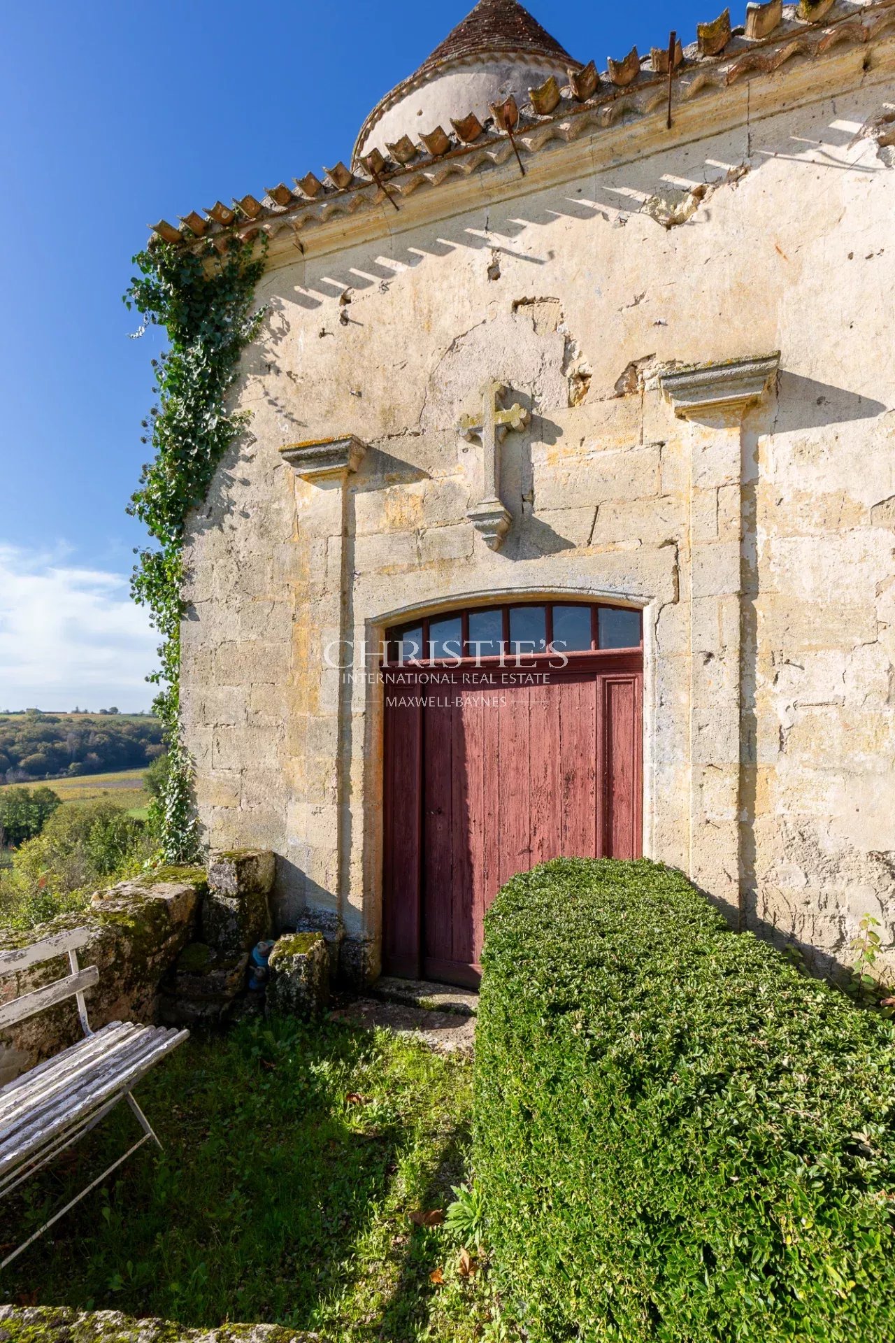 Near Saint-Emilion - Exceptional vineyard estate comprising a historic Château surrounded by 112 ha including 25 ha of vines, park with swimming pool and tennis court