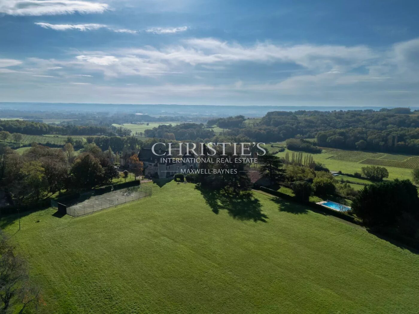 Near Saint-Emilion - Exceptional vineyard estate comprising a historic Château surrounded by 112 ha including 25 ha of vines, park with swimming pool and tennis court