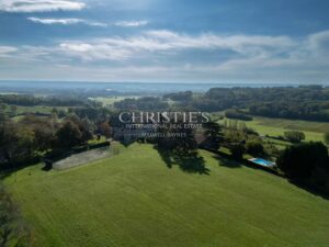 Near Saint-Emilion - Exceptional vineyard estate comprising a historic Château surrounded by 112 ha including 25 ha of vines, park with swimming pool and tennis court