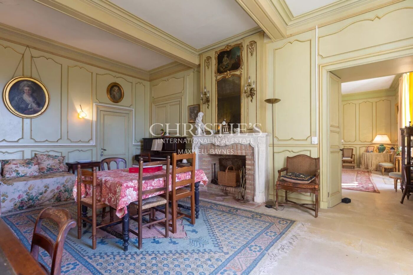 Near Saint-Emilion - Exceptional vineyard estate comprising a historic Château surrounded by 112 ha including 25 ha of vines, park with swimming pool and tennis court