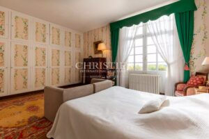 Near Saint-Emilion - Exceptional vineyard estate comprising a historic Château surrounded by 112 ha including 25 ha of vines, park with swimming pool and tennis court