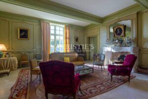 Near Saint-Emilion - Exceptional vineyard estate comprising a historic Château surrounded by 112 ha including 25 ha of vines, park with swimming pool and tennis court