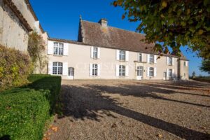 Near Saint-Emilion - Exceptional vineyard estate comprising a historic Château surrounded by 112 ha including 25 ha of vines, park with swimming pool and tennis court