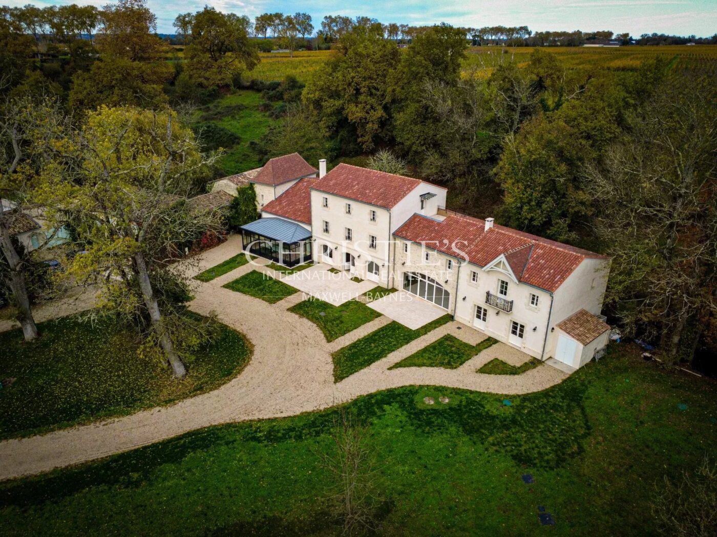 Prime and Rare Vineyard Estate in the heart of the renowned and highly sought after appellation of Pomerol