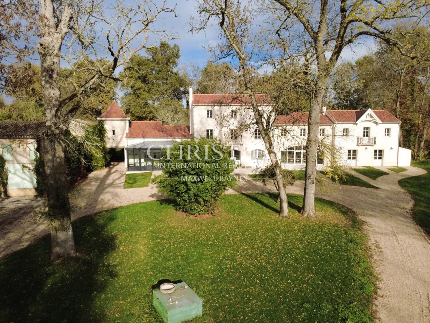 Prime and Rare Vineyard Estate in the heart of the renowned and highly sought after appellation of Pomerol