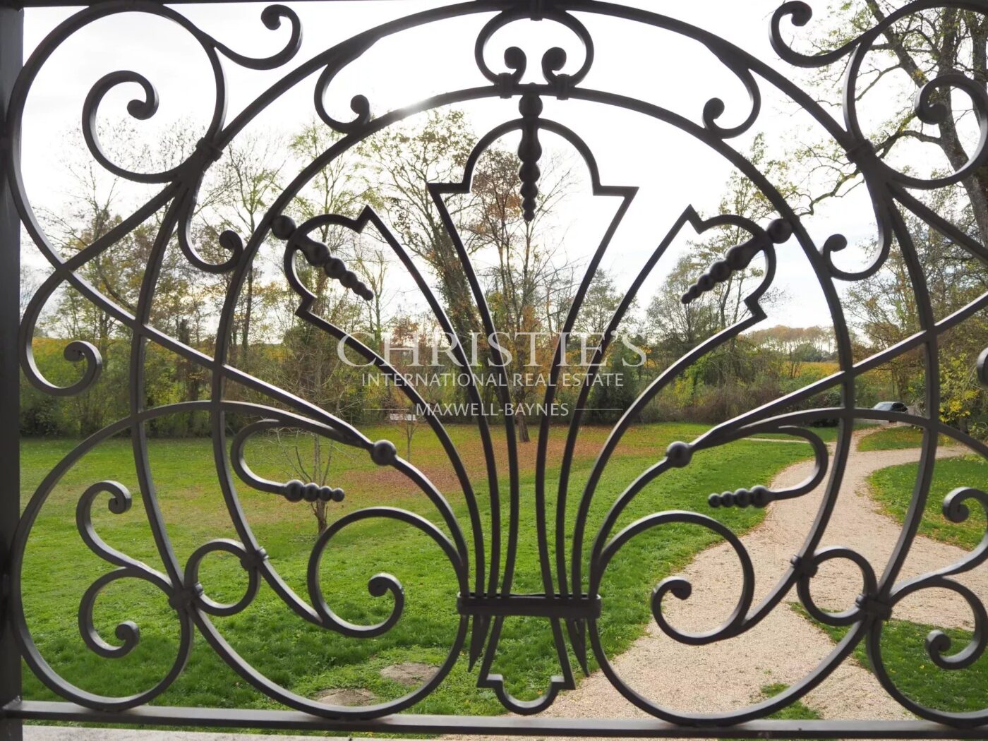 Prime and Rare Vineyard Estate in the heart of the renowned and highly sought after appellation of Pomerol