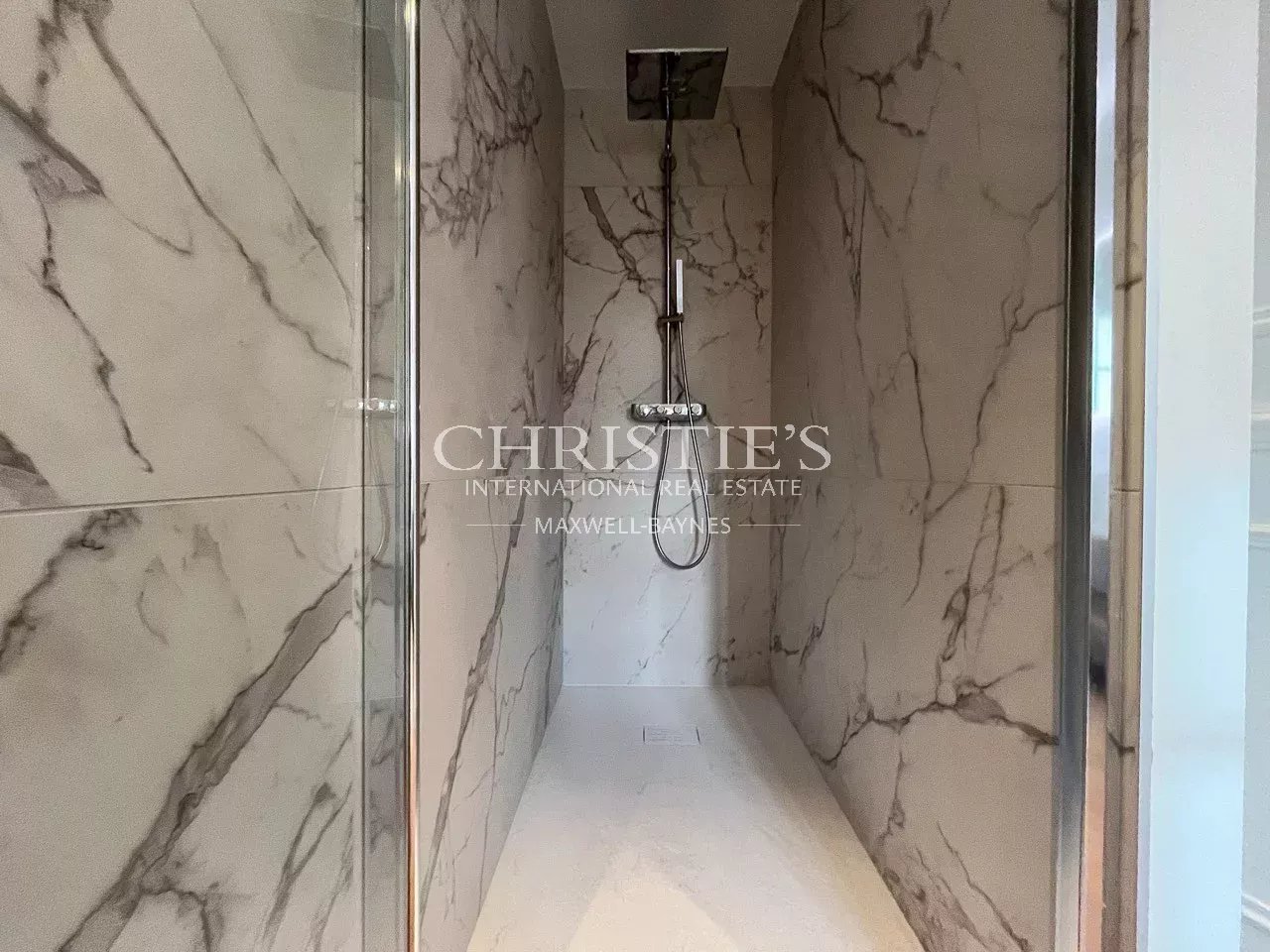 Prime and Rare Vineyard Estate in the heart of the renowned and highly sought after appellation of Pomerol