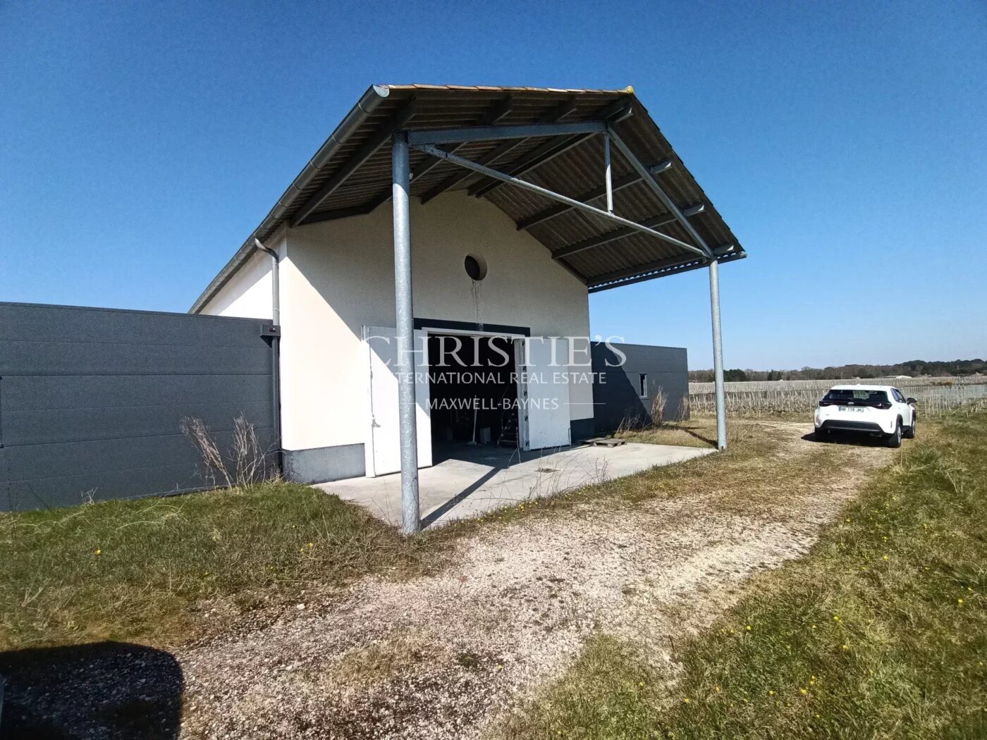 5 ha of AOC Haut Médoc vines with modern operational buildings