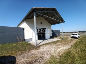 5 ha of AOC Haut Médoc vines with modern operational buildings