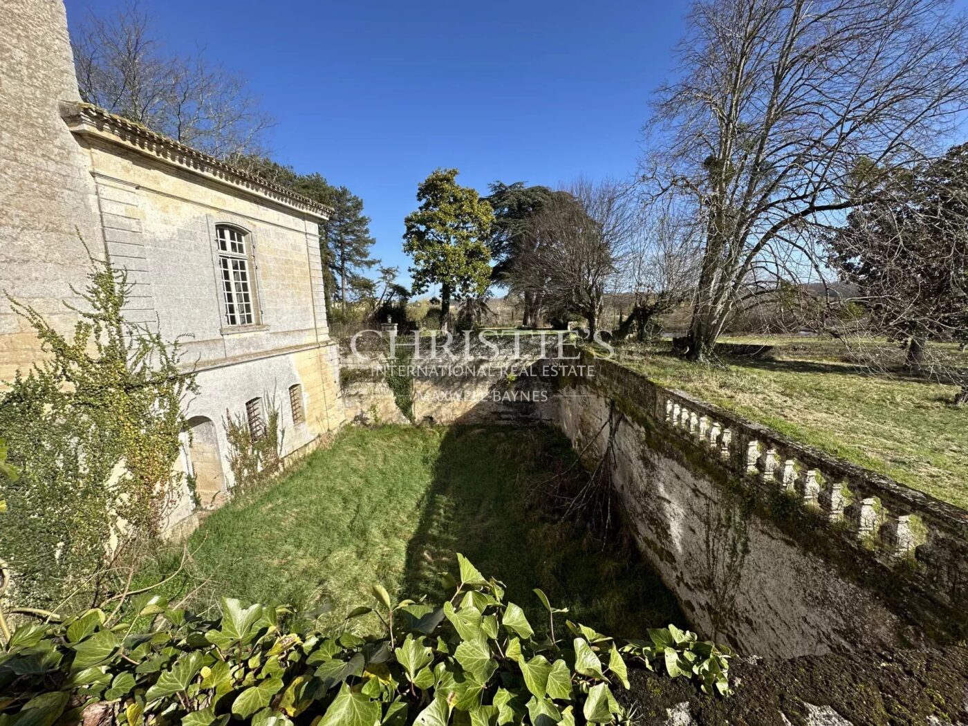 Ancien Château caractère avec 12 ha de vigne en AOC Lussac St Emilion