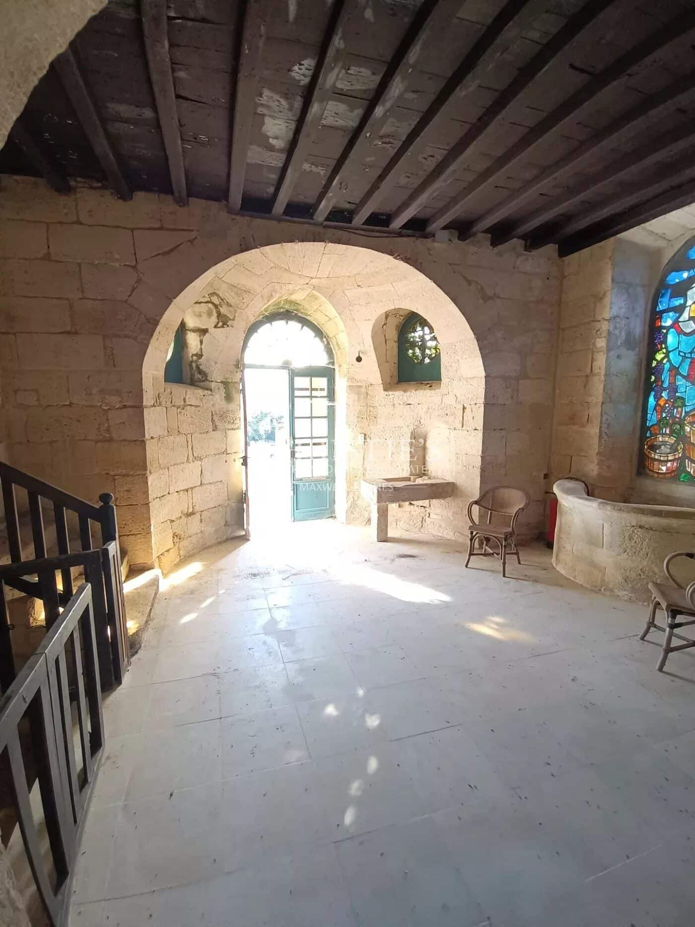 位于圣埃美隆(Saint-Émilion)附近的古老风格酒庄,拥有12公顷卢萨卡圣爱美隆AOC葡萄园,配备状况良好的酿酒设施