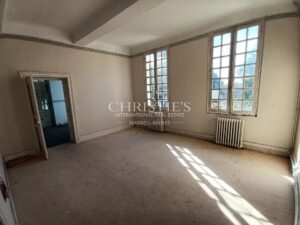 位于圣埃美隆(Saint-Émilion)附近的古老风格酒庄,拥有12公顷卢萨卡圣爱美隆AOC葡萄园,配备状况良好的酿酒设施