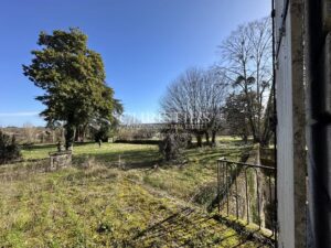 位于圣埃美隆(Saint-Émilion)附近的古老风格酒庄,拥有12公顷卢萨卡圣爱美隆AOC葡萄园,配备状况良好的酿酒设施