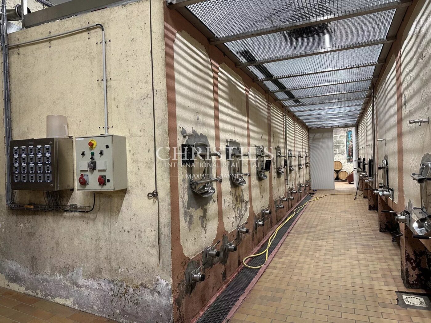 位于圣埃美隆(Saint-Émilion)附近的古老风格酒庄,拥有12公顷卢萨卡圣爱美隆AOC葡萄园,配备状况良好的酿酒设施