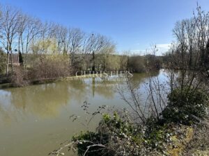 位于圣埃美隆(Saint-Émilion)附近的古老风格酒庄,拥有12公顷卢萨卡圣爱美隆AOC葡萄园,配备状况良好的酿酒设施