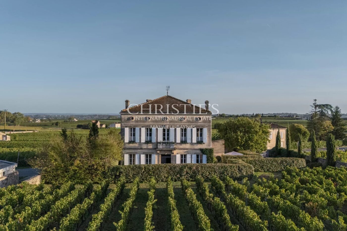SAINT-ÉMILION: Historic 7-bedroom house with views of the vineyards, in the heart of the village
