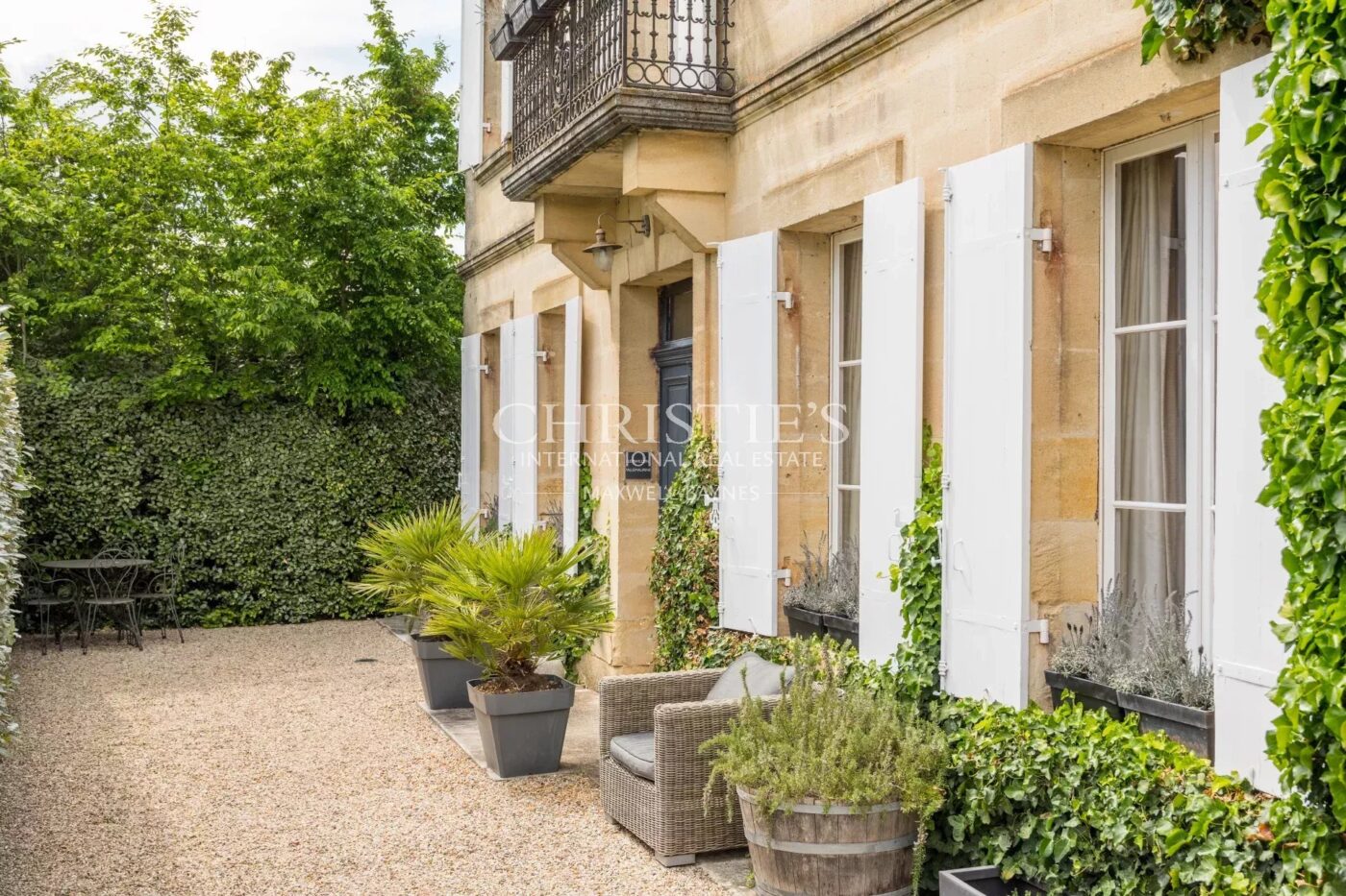 SAINT-ÉMILION: Historic 7-bedroom house with views of the vineyards, in the heart of the village
