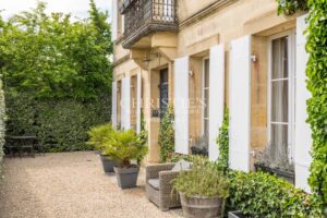 SAINT-ÉMILION: Historic 7-bedroom house with views of the vineyards, in the heart of the village