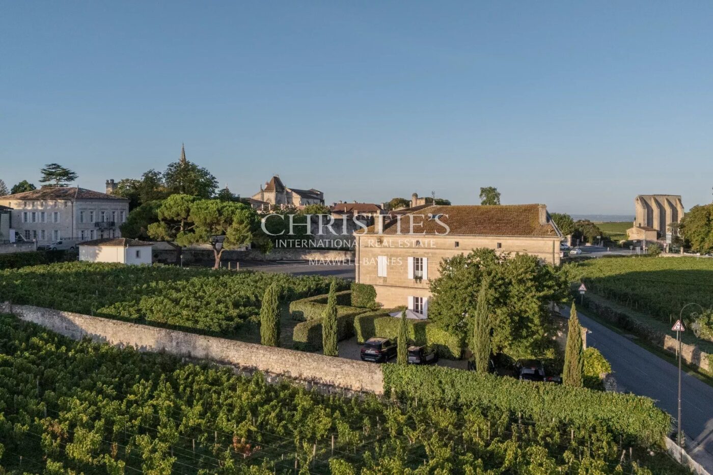 SAINT-ÉMILION: Historic 7-bedroom house with views of the vineyards, in the heart of the village