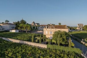 SAINT-ÉMILION: Historic 7-bedroom house with views of the vineyards, in the heart of the village