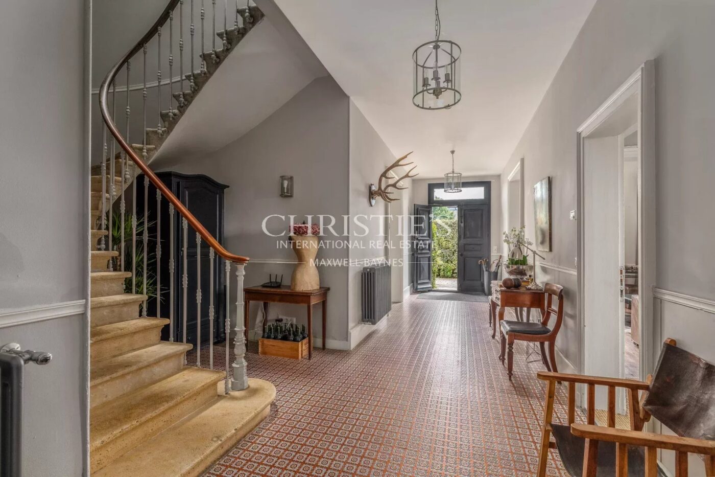 SAINT-ÉMILION: Historic 7-bedroom house with views of the vineyards, in the heart of the village