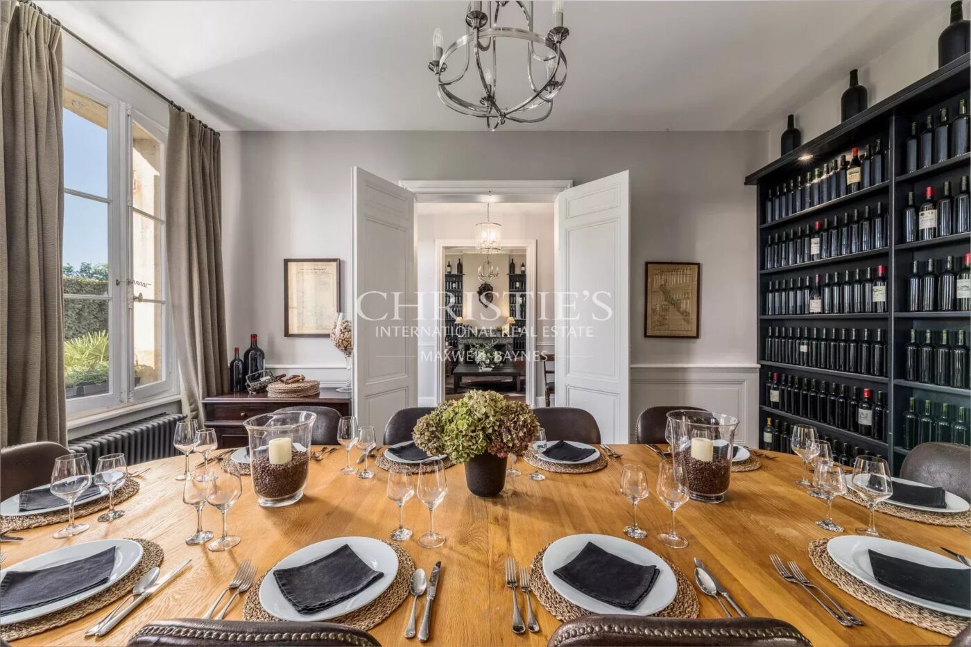 SAINT-ÉMILION: Historic 7-bedroom house with views of the vineyards, in the heart of the village