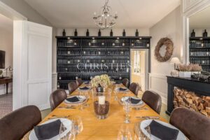 SAINT-ÉMILION: Historic 7-bedroom house with views of the vineyards, in the heart of the village