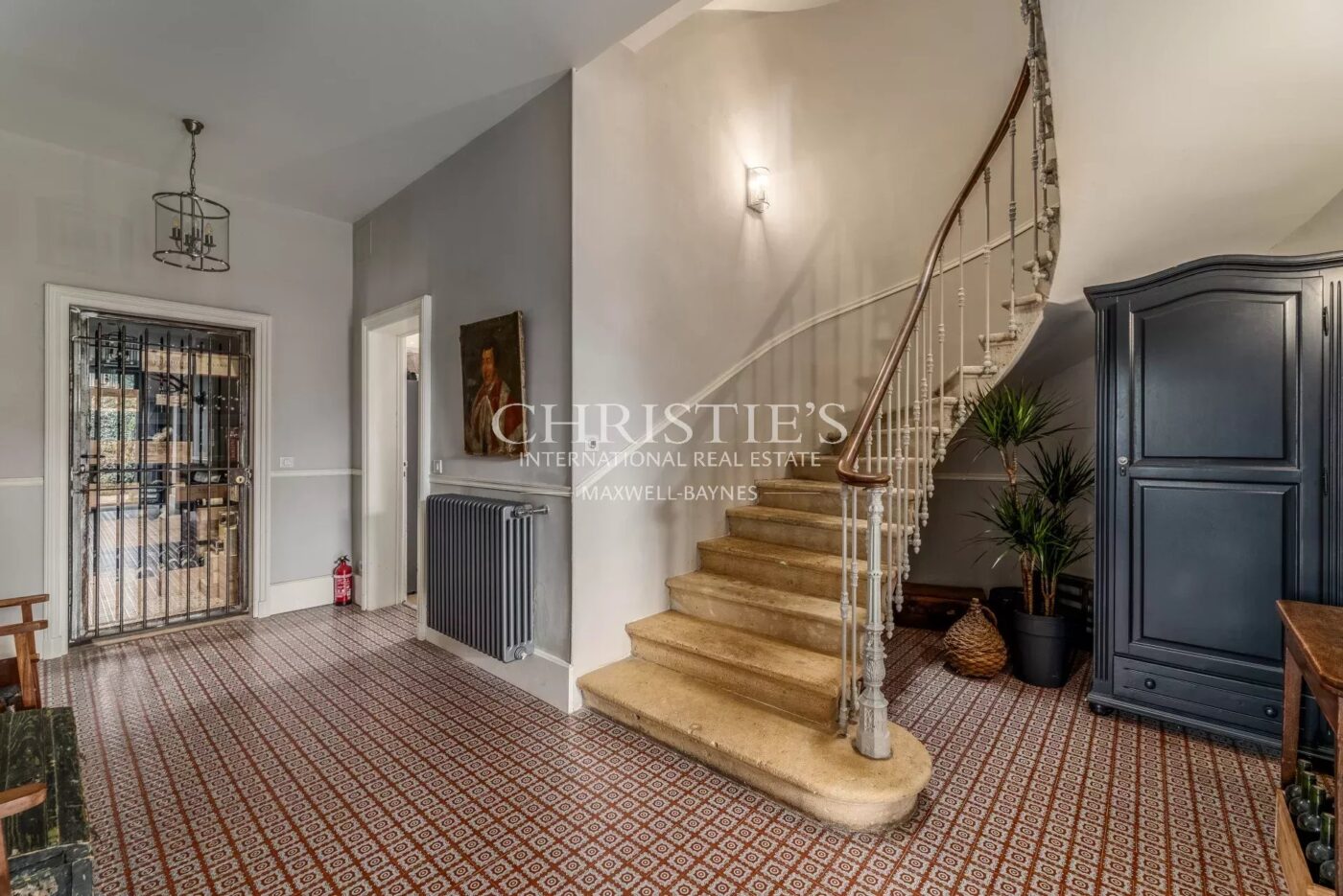 SAINT-ÉMILION: Historic 7-bedroom house with views of the vineyards, in the heart of the village