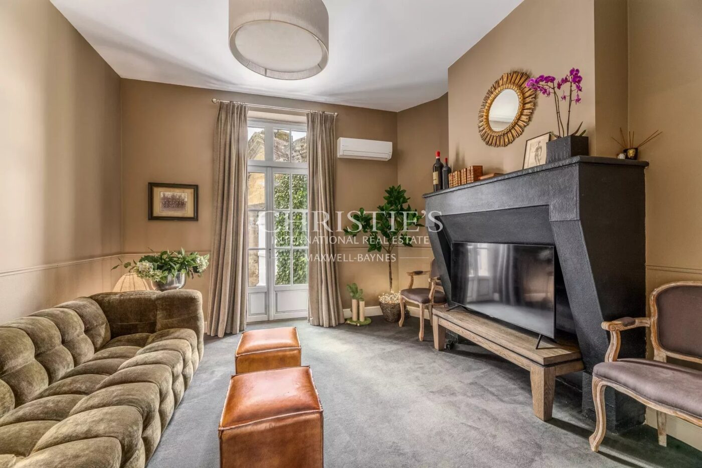SAINT-ÉMILION: Historic 7-bedroom house with views of the vineyards, in the heart of the village
