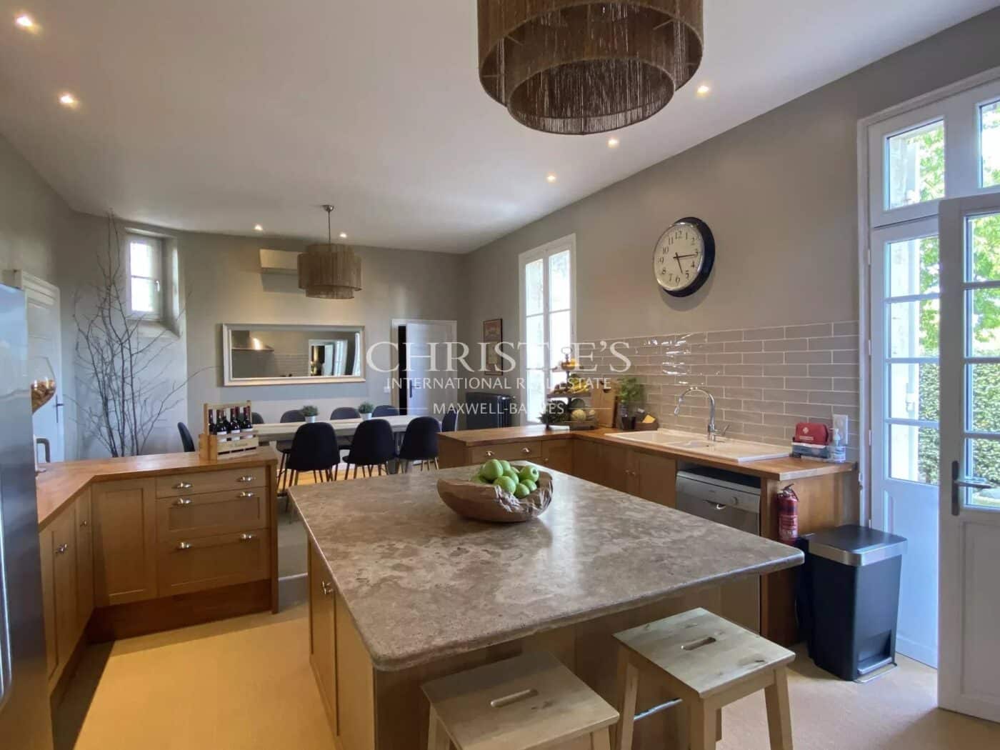 SAINT-ÉMILION: Historic 7-bedroom house with views of the vineyards, in the heart of the village