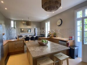 SAINT-ÉMILION: Historic 7-bedroom house with views of the vineyards, in the heart of the village