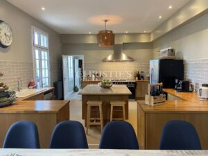 SAINT-ÉMILION: Historic 7-bedroom house with views of the vineyards, in the heart of the village