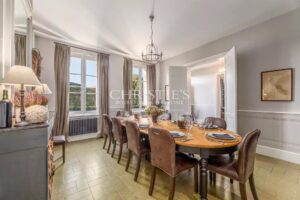 SAINT-ÉMILION: Historic 7-bedroom house with views of the vineyards, in the heart of the village