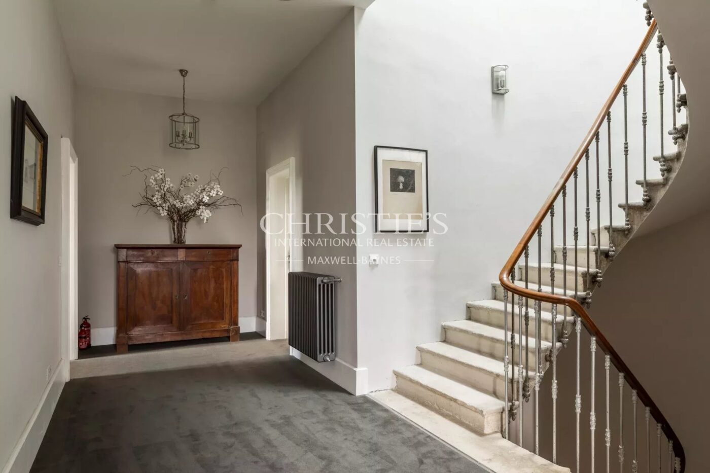 SAINT-ÉMILION: Historic 7-bedroom house with views of the vineyards, in the heart of the village